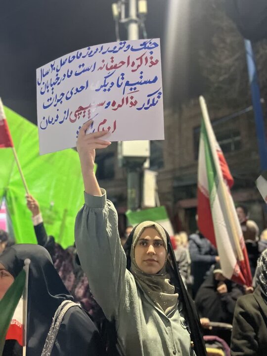 تصاویر/ استمرار حضور مردمی در خیابان های ارومیه در حمایت از انقلاب اسلامی