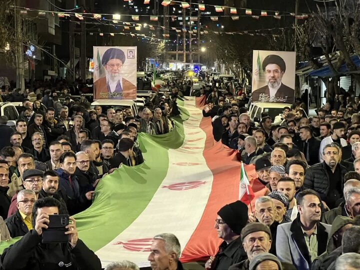 تصاویر/ استمرار حضور مردمی در خیابان های ارومیه در حمایت از انقلاب اسلامی