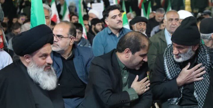 تصاویر/ تجمع دانشگاهیان یزد در شب سالروز قیام خونین دهم فروردین ۵۷ یزد