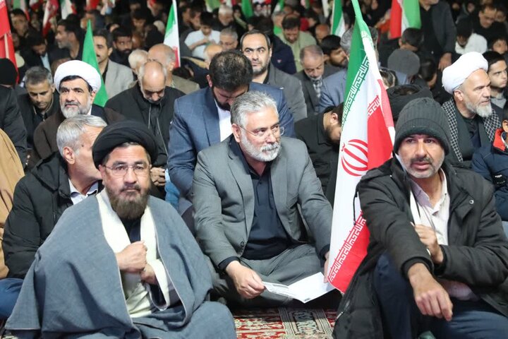 تصاویر/ تجمع دانشگاهیان یزد در شب سالروز قیام خونین دهم فروردین ۵۷ یزد