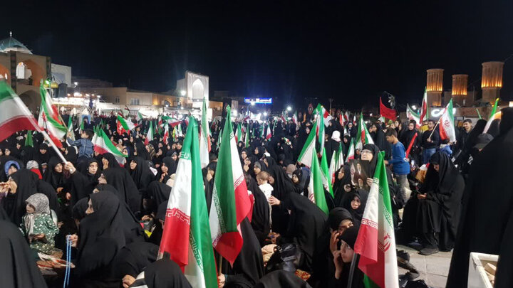 تصاویر/ تجمع دانشگاهیان یزد در شب سالروز قیام خونین دهم فروردین ۵۷ یزد