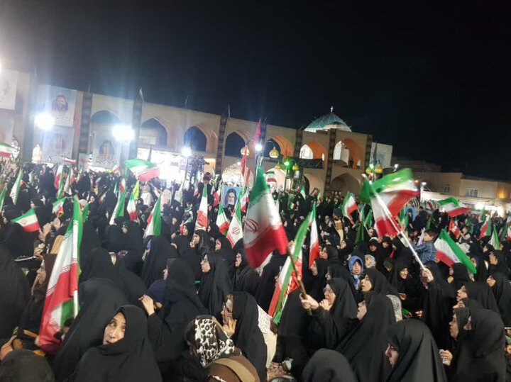تصاویر/ تجمع دانشگاهیان یزد در شب سالروز قیام خونین دهم فروردین ۵۷ یزد