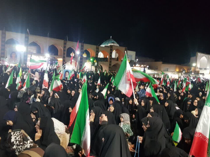 تصاویر/ تجمع دانشگاهیان یزد در شب سالروز قیام خونین دهم فروردین ۵۷ یزد