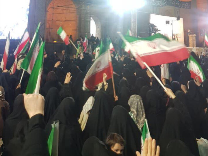 تصاویر/ تجمع دانشگاهیان یزد در شب سالروز قیام خونین دهم فروردین ۵۷ یزد
