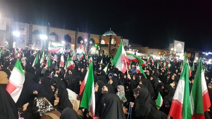 تصاویر/ تجمع دانشگاهیان یزد در شب سالروز قیام خونین دهم فروردین ۵۷ یزد