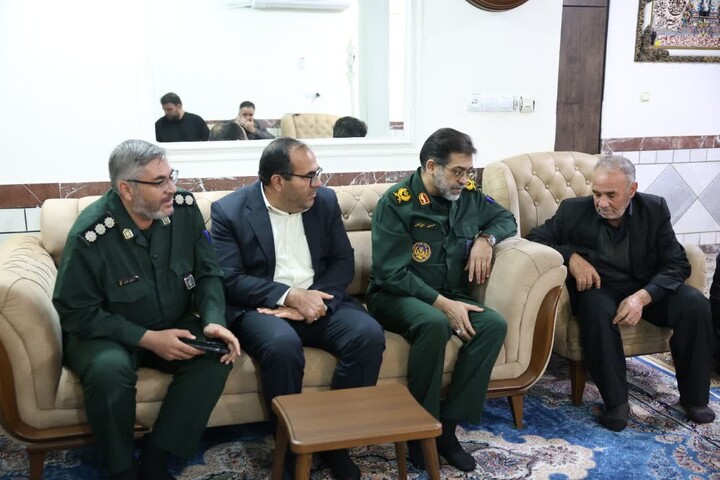 دیدار فرمانده سپاه انصارالحسین(ع) با خانواده پاسدار شهید مرادی منظور در اسدآباد