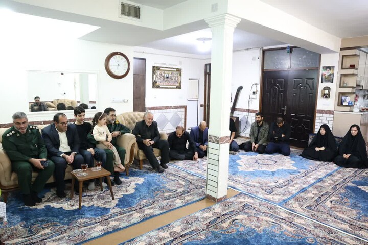 دیدار فرمانده سپاه انصارالحسین(ع) با خانواده پاسدار شهید مرادی منظور در اسدآباد