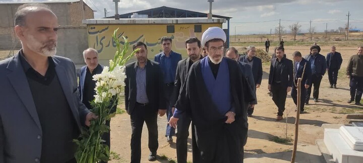 تصاویر / ادای احترام امام جمعه قهاوند به مقام شهید جعفری
