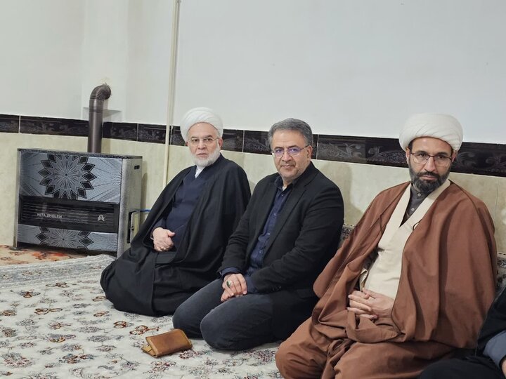 تصاویر/ دیدار نماینده ولی‌فقیه در  کردستان با خانواده های شهدای جنگ رمضان در قروه
