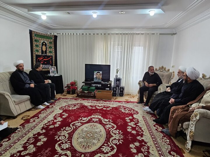 تصاویر/ دیدار نماینده ولی‌فقیه در  کردستان با خانواده های شهدای جنگ رمضان در قروه