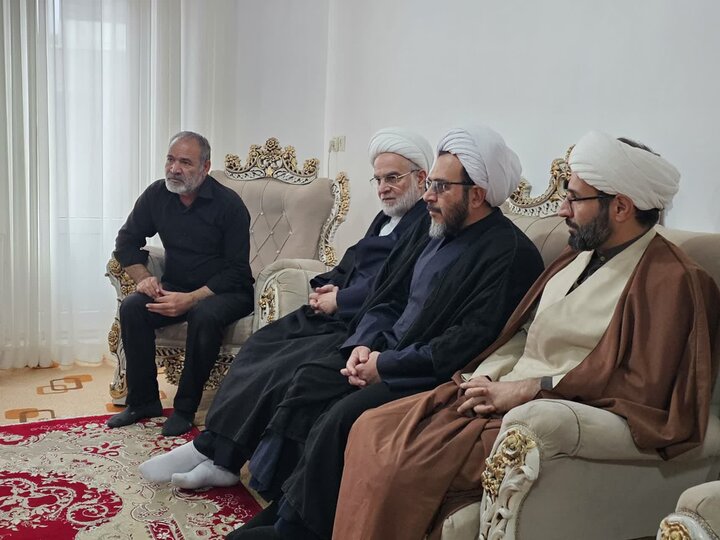 تصاویر/ دیدار نماینده ولی‌فقیه در  کردستان با خانواده های شهدای جنگ رمضان در قروه
