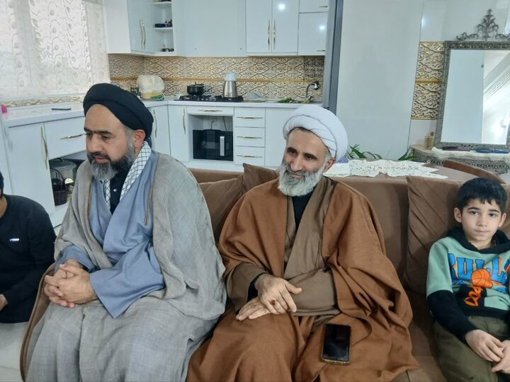 تکریم از خانواده طلبه شهید «حسن یزدانی» از سوی دفتر  آیت الله العظمی جوادی آملی در آمل