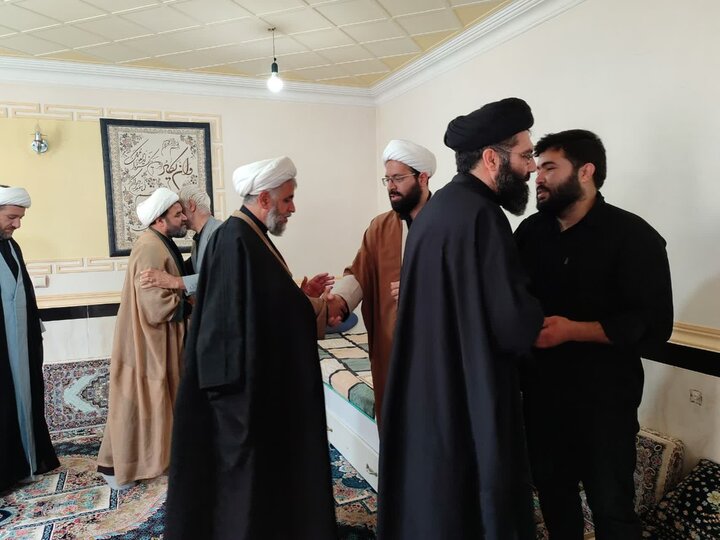 تصاویر/ دیدار مدیر و معاونین حوزه علمیه کردستان با خانواده شهدای جنگ رمضان