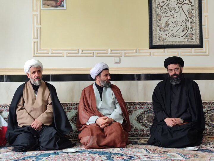 تصاویر/ دیدار مدیر و معاونین حوزه علمیه کردستان با خانواده شهدای جنگ رمضان