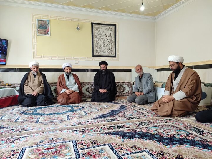 تصاویر/ دیدار مدیر و معاونین حوزه علمیه کردستان با خانواده شهدای جنگ رمضان