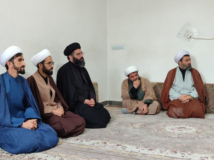 تصاویر/ دیدار مدیر و معاونین حوزه علمیه کردستان با خانواده شهدای جنگ رمضان