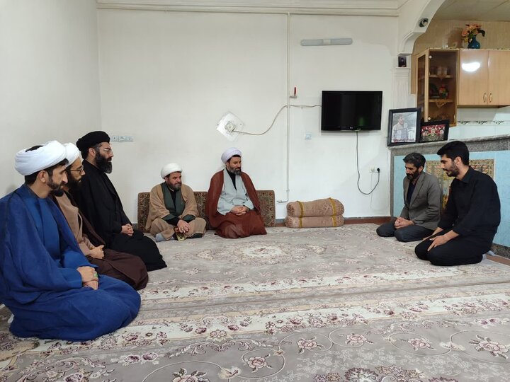 تصاویر/ دیدار مدیر و معاونین حوزه علمیه کردستان با خانواده شهدای جنگ رمضان