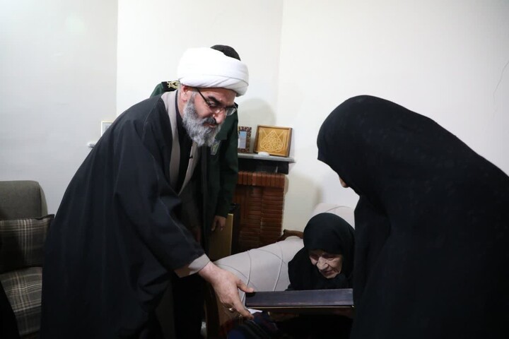 تصاویر/ دیدار مسئولان استان سمنان با خانواده معظم شهید «نادر وفائیان» در شهميرزاد