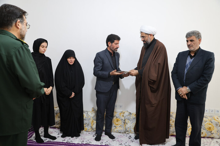 تصاویر / تجلیل نماینده ولی فقیه در استان همدان از خانواده شهدای جنگ رمضان