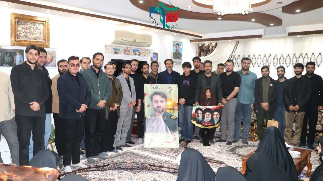 اساتید و دانشجویان دانشگاه علوم پزشکی کاشان با خانواده شهدای جنگ رمضان دیدار کردند