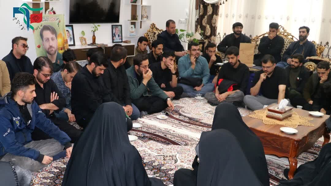 اساتید و دانشجویان دانشگاه علوم پزشکی کاشان با خانواده شهدای جنگ رمضان دیدار کردند