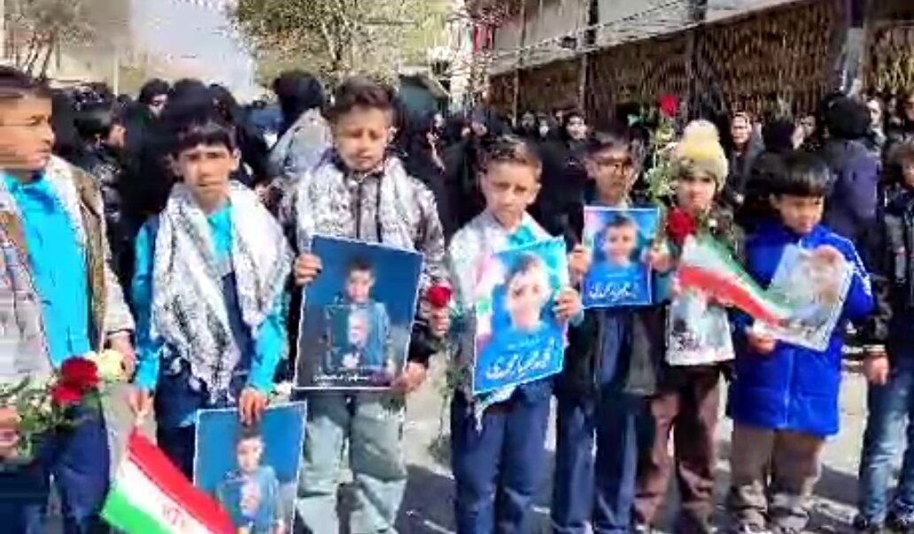 فیلم| حضور دانش آموزان شهرستان خمین در مراسم تشییع پیکر مطهر ۵ شهید جنایت ارتش تروریستی آمریکا و رژیم جعلی اسرائیل