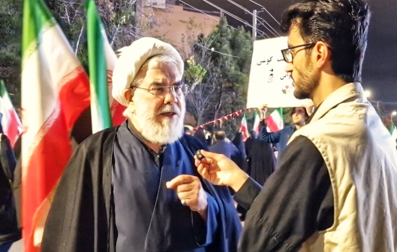 حضور مردم در خیابان‌ها عبادت بدون جایگزین است