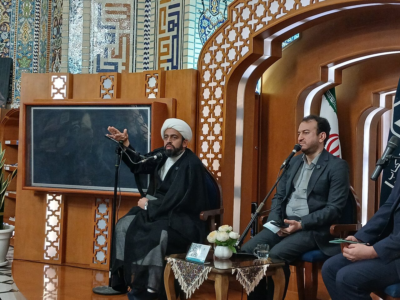 سلسله نشست های تالار گفتگو با موضوع دیگری در عرصه مقاومت در رواق کتاب حرم مطهر رضوی