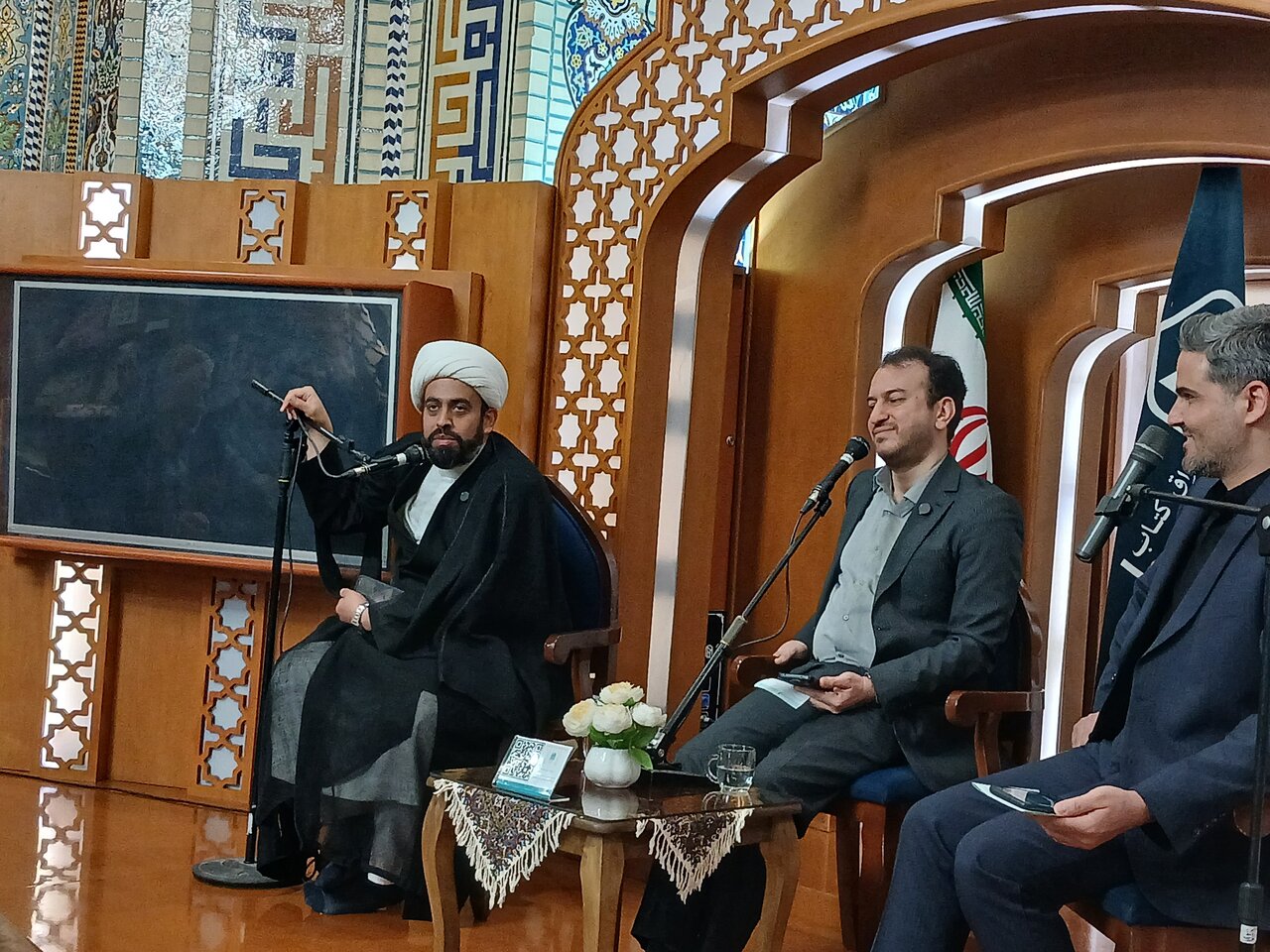 سلسله نشست های تالار گفتگو با موضوع دیگری در عرصه مقاومت در رواق کتاب حرم مطهر رضوی