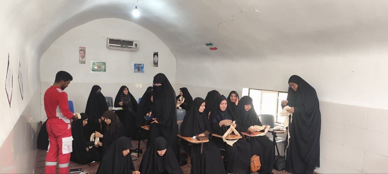 بانوان طلبه استان کرمان در خط مقدم خدمت؛ فراگیری مهارت‌های امداد و کمک‌های اولیه+تصاویر