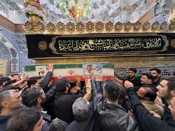 تصاویر/ طواف پیکر دو شهید حملات آمریکایی صهیونی بر گرد ضریح مطهر بانوی کرامت