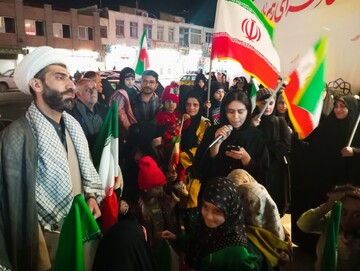 تصاویر/ تریبون آزاد گفت‌وگوی مردمی در راهپیمایی شب‌های اقتدار کاشان