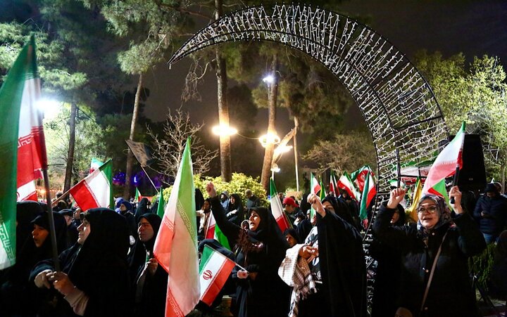 تصاویر/ اجتماع پرشور حمایت از وطن در محله هفت حوض تهران