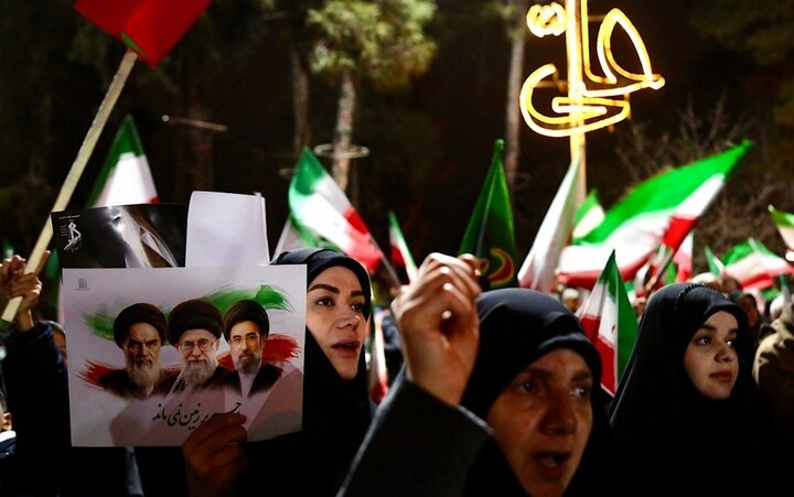 تصاویر/ اجتماع پرشور حمایت از وطن در محله هفت حوض تهران