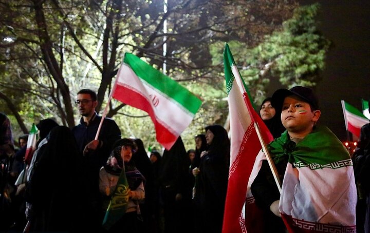 تصاویر/ اجتماع پرشور حمایت از وطن در محله هفت حوض تهران