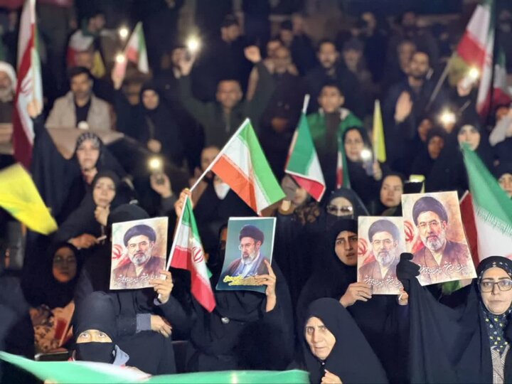 تصاویر/تجمع مردمی میدان‌داران سنندج در حمایت از ایران اسلامی