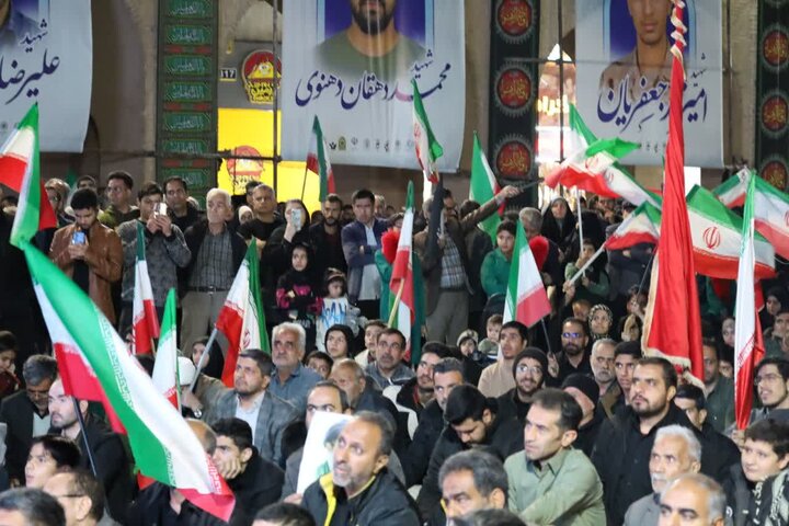 تصاویر/ اجتماع دبستانی های یزد در شامگاه یوم الله دهم فروردین۱۴۰۵
