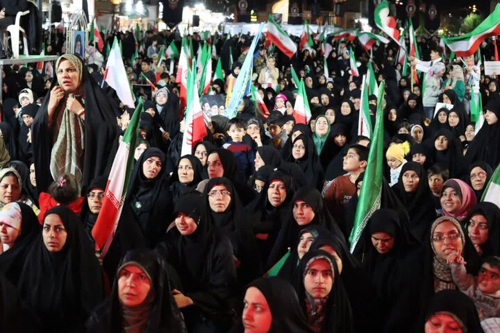 تصاویر/ اجتماع دبستانی های یزد در شامگاه یوم الله دهم فروردین۱۴۰۵