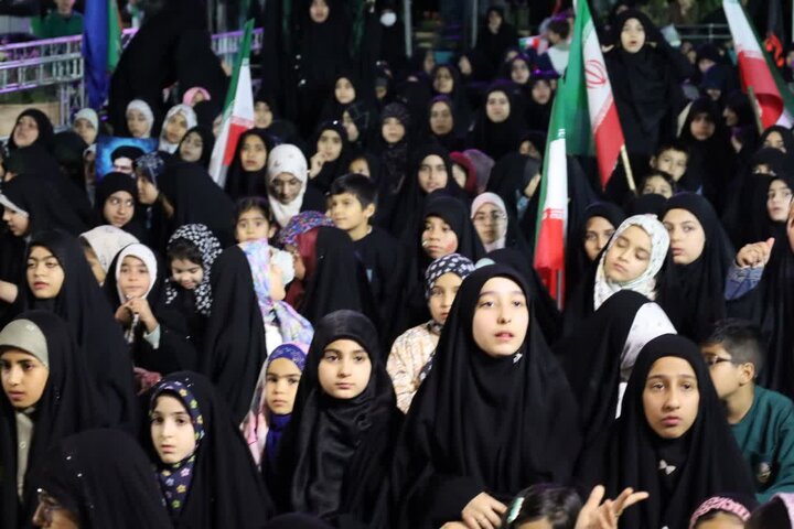 تصاویر/ اجتماع دبستانی های یزد در شامگاه یوم الله دهم فروردین۱۴۰۵