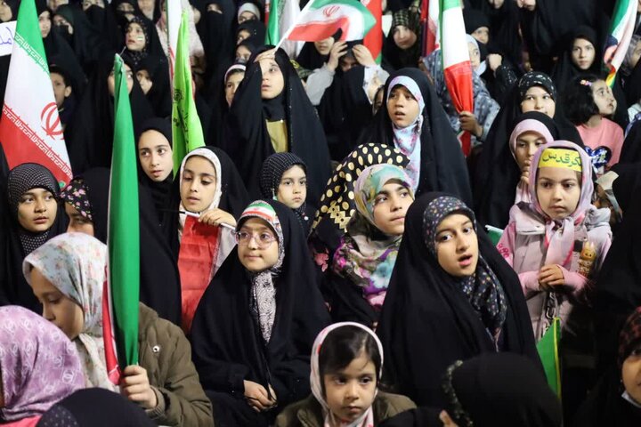 تصاویر/ اجتماع دبستانی های یزد در شامگاه یوم الله دهم فروردین۱۴۰۵