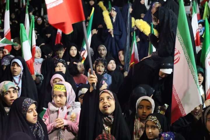 تصاویر/ اجتماع دبستانی های یزد در شامگاه یوم الله دهم فروردین۱۴۰۵
