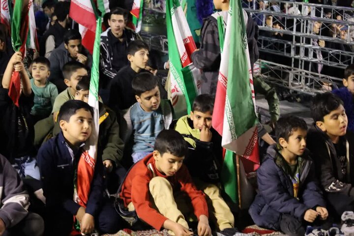 تصاویر/ اجتماع دبستانی های یزد در شامگاه یوم الله دهم فروردین۱۴۰۵