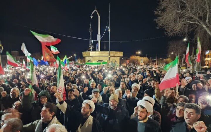 تصاویر/ اجتماع حمایتی مردم نقده از نظام اسلامی در سی و مین شب متوالی
