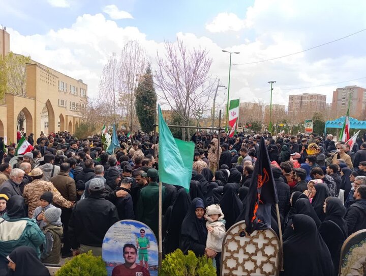 تصاویر/بدرقه باشکوه پیکر مطهر شهیدان محمد رحیمیان و حسین امیدواری با حضور اراک