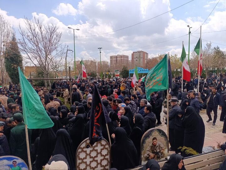 تصاویر/بدرقه باشکوه پیکر مطهر شهیدان محمد رحیمیان و حسین امیدواری با حضور اراک