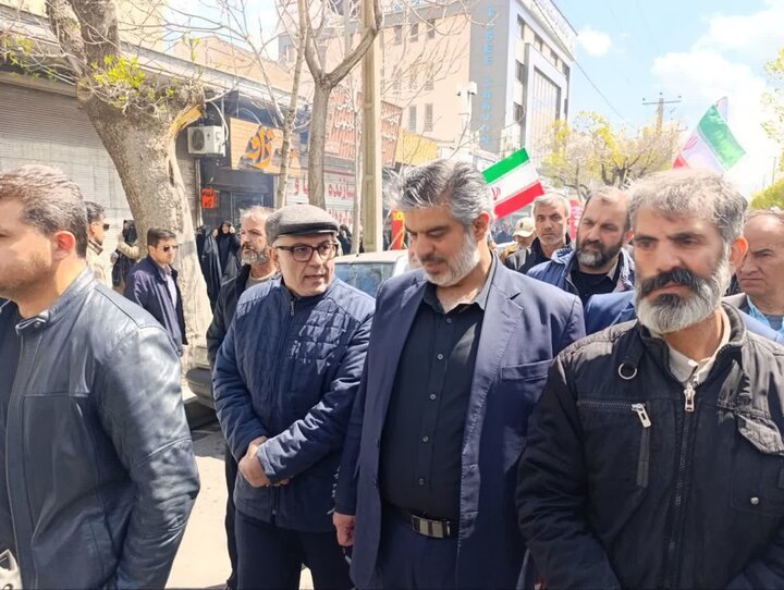 تصاویر/بدرقه باشکوه پیکر مطهر شهیدان محمد رحیمیان و حسین امیدواری با حضور اراک