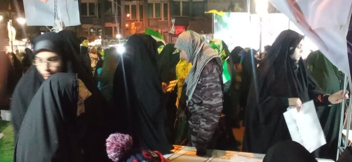 تصاویر/حضور مبلغین و کادر مدرسه علمیه فاطمه زهرا(س) اراک در غرفه میدان شهدا