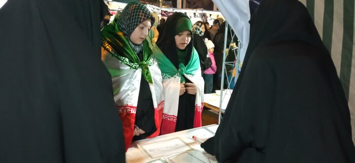 تصاویر/حضور مبلغین و کادر مدرسه علمیه فاطمه زهرا(س) اراک در غرفه میدان شهدا