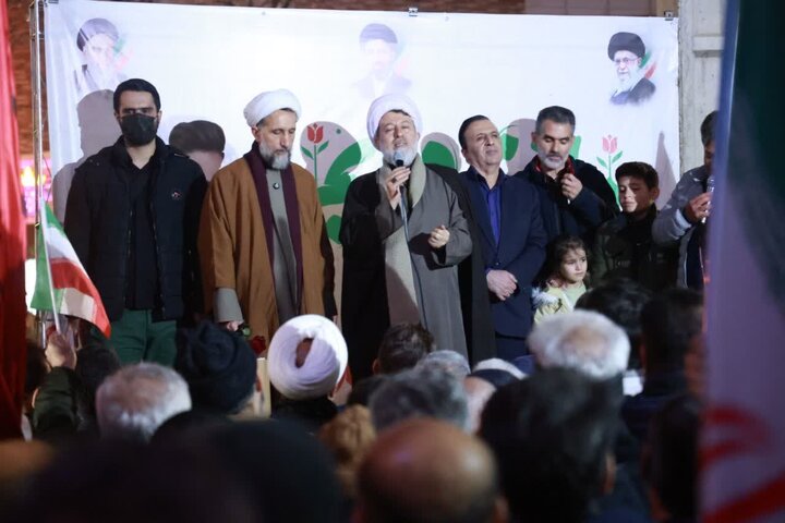 تصاویر / حضور امام جمعه قزوین واقشار مختلف مردم استان در مقابل منازل شهدای جنگ تحمیلی اخیر