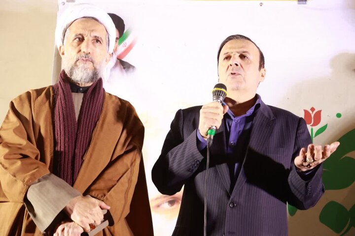 تصاویر / حضور امام جمعه قزوین واقشار مختلف مردم استان در مقابل منازل شهدای جنگ تحمیلی اخیر